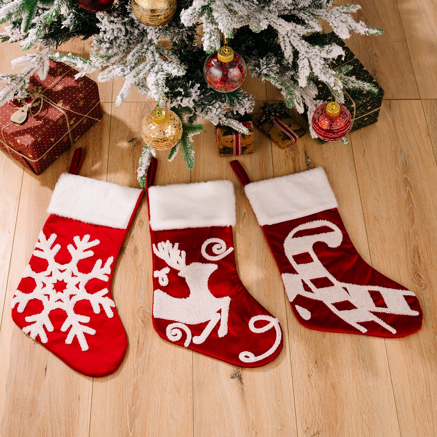 High-End Red Christmas Socks with Snowflake Design - Gift Socks & Festive Gift Bags