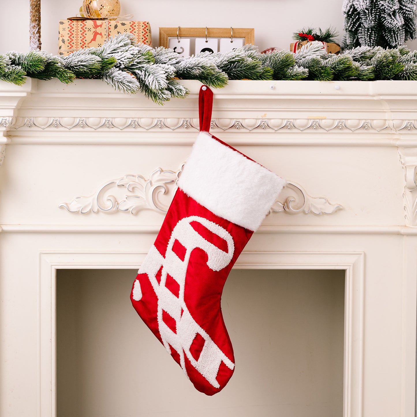 High-End Red Christmas Socks with Snowflake Design - Gift Socks & Festive Gift Bags